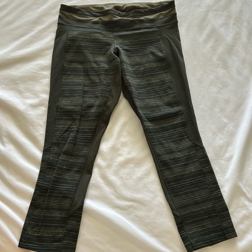 Lululemon capris
Wonder Unders
Size 8